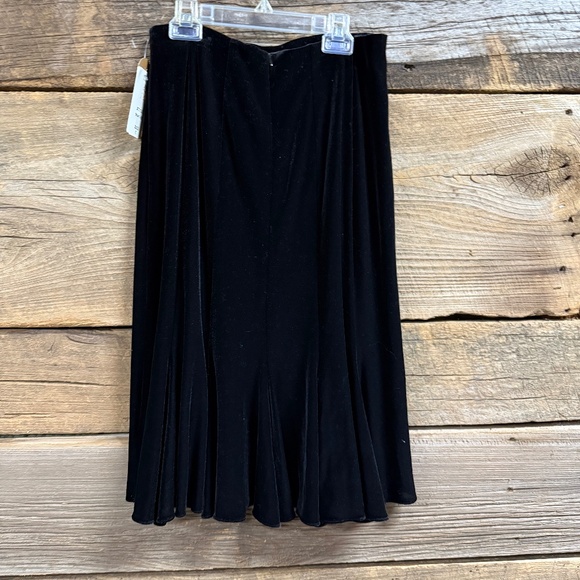 Alli Y Dresses & Skirts - NWT Alli Y velvet skirt, black, size 6‎